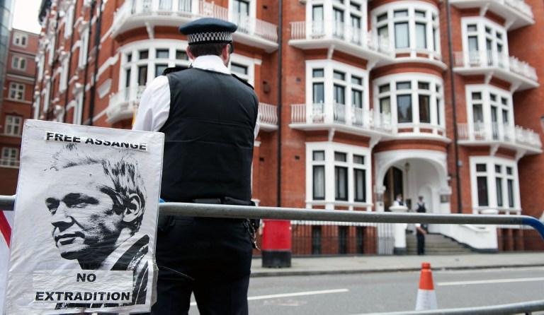 Manifestantes pr&oacute;-Assange fixaram cartazes em frente a embaixada do Equador em Londres