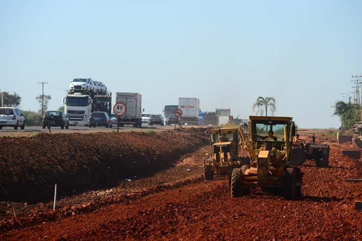 Oper&aacute;rios trabalham na duplica&ccedil;&atilde;o da ERS 118