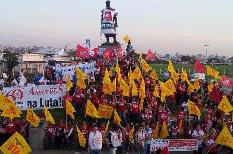 Grevistas cobrem  est&aacute;tua do La&ccedil;ador na zona Norte da Capital