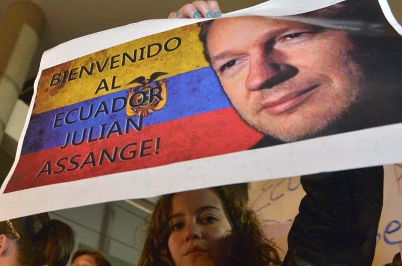 Equador afirma que desafia EUA por &acute;liberdade de express&atilde;o` ao dar asilo pol&iacute;tico a Assange