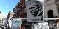 Julian Assange está na embaixada do Equador em Londres