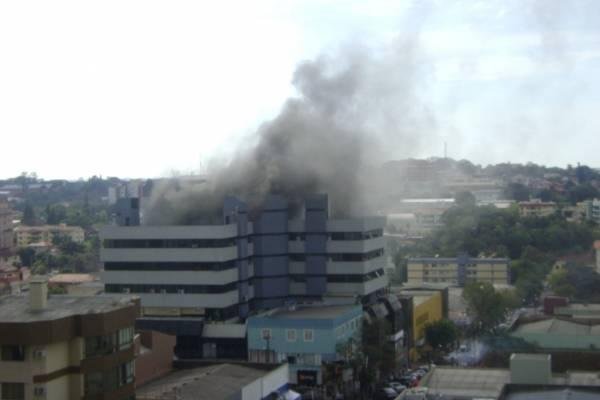 Inc&ecirc;ndio atingiu parte do pr&eacute;dio do shopping JB