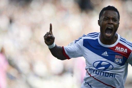 Michel Bastos fez gol de bicicleta