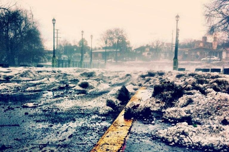 Ruas de C&oacute;rdoba ficaram cobertas de granizo ap&oacute;s tempestade que atingiu a Argentina