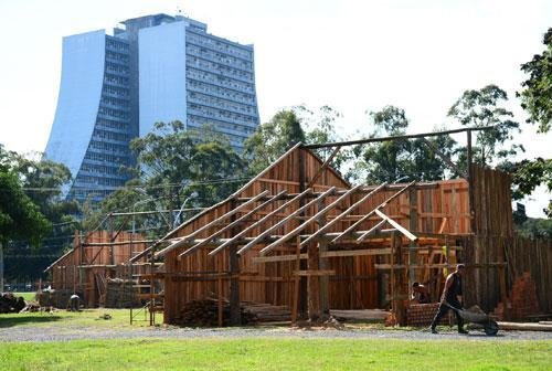 Galp&otilde;es j&aacute; est&atilde;o sendo montados para o Acampamento Farroupilha, transformando a paisagem urbana da Capital 