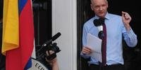 Julian Assange falou na sacada da embaixada, onde se refugiou há dois meses