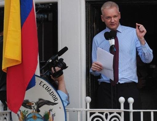 Julian Assange falou na sacada da embaixada, onde se refugiou h&aacute; dois meses