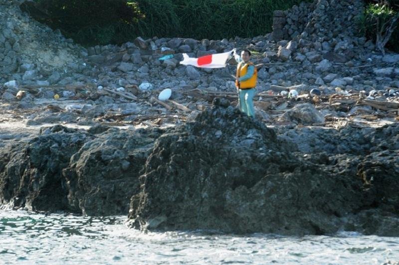 Japoneses exibiram bandeira do pa&iacute;s ao chegar na ilha