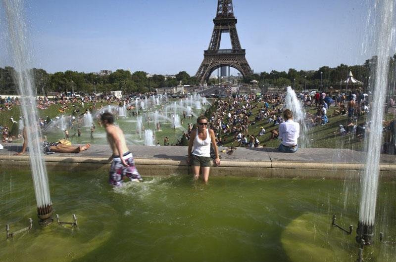 Em Paris, pessoas se refrescam na fonte Trocadero 