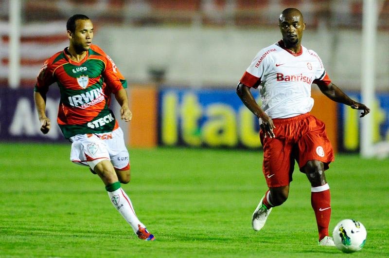 Lateral Kleber (&agrave; direita) deu o passe para o gol de Juan contra a Portuguesa
