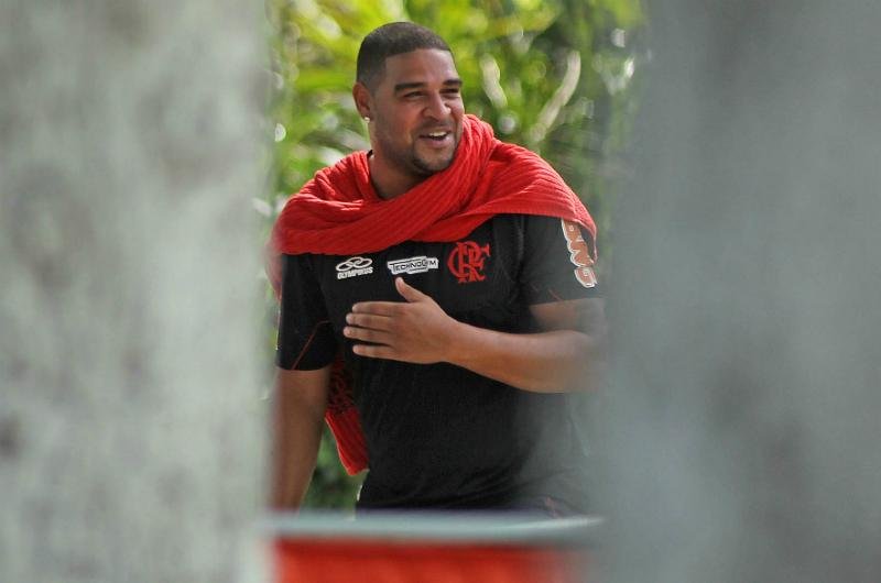 Adriano est&aacute; recuperado de cirurgia feita em abril