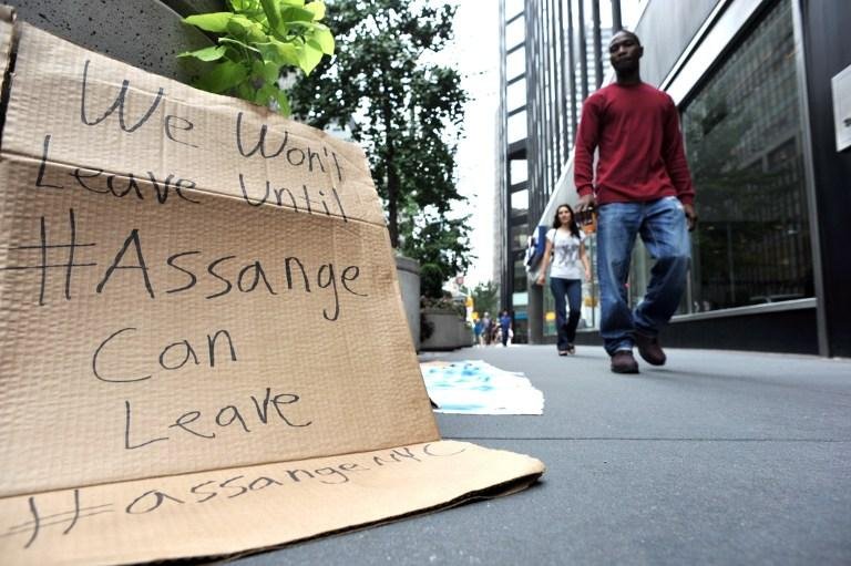 Cartazes pedindo a liberdade de Julian Assange foram fixados em frente ao consulado brit&acirc;nico em NY