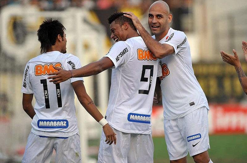 Emerson Augusto de Carvalho n&atilde;o marcou tr&ecirc;s impedimentos em sequ&ecirc;ncia, que resultaram num gol do Santos