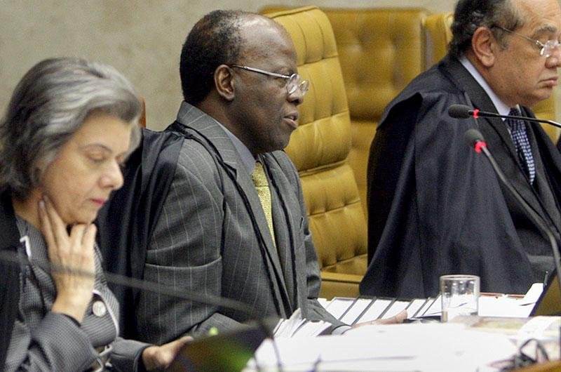 Luiz Gushiken &eacute; absolvido por Joaquim Barbosa no julgamento do mensal&atilde;o
