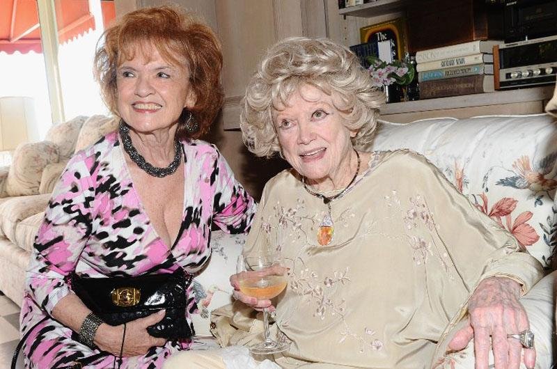 Elaine Dupont e a comediante Phyllis Diller em comemora&ccedil;&atilde;o de Zsa Zsa Gabor