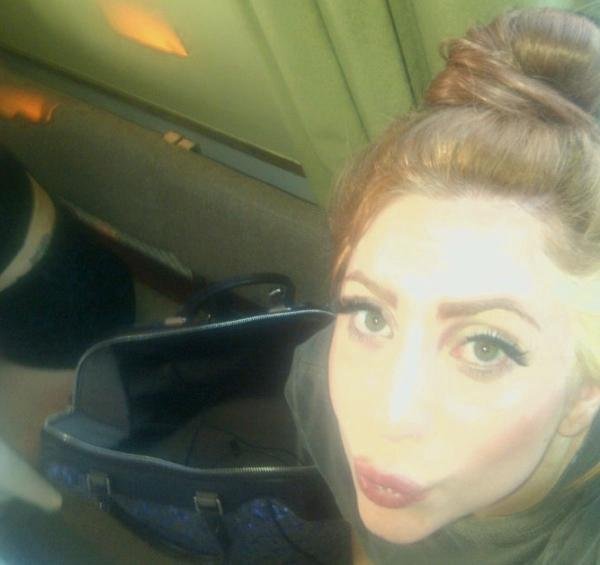 Lady Gaga abandona os louros e tinge cabelo de castanho