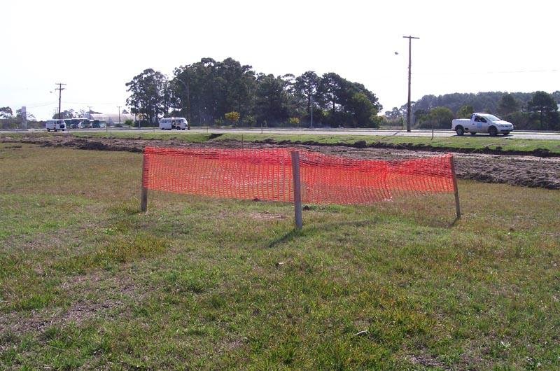 Cercamento alerta oper&aacute;rios de obra pr&oacute;xima para que evitem operar m&aacute;quinas no local