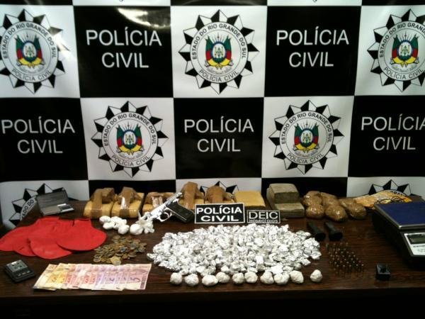 Drogas, armas e balan&ccedil;a de precis&atilde;o foram apreendidos