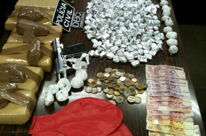 Drogas, armas e balan&ccedil;a de precis&atilde;o foram apreendidos 