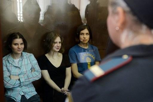 Tr&ecirc;s integrantes da Pussy Riot durante o julgamento na semana passada