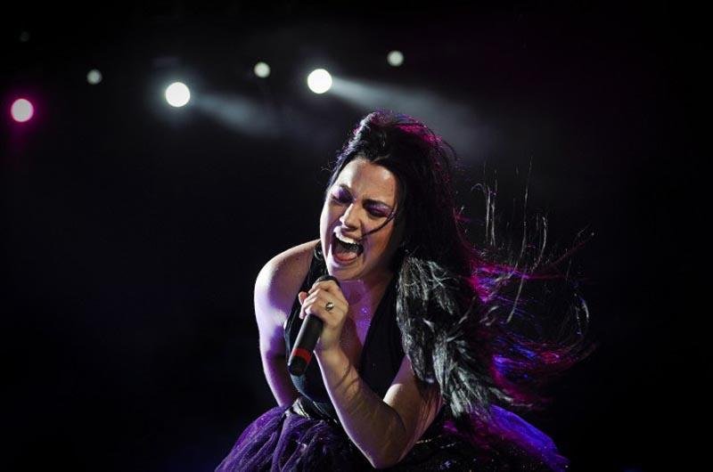 Amy Lee em uma das apresenta&ccedil;&otilde;es do Evanescence