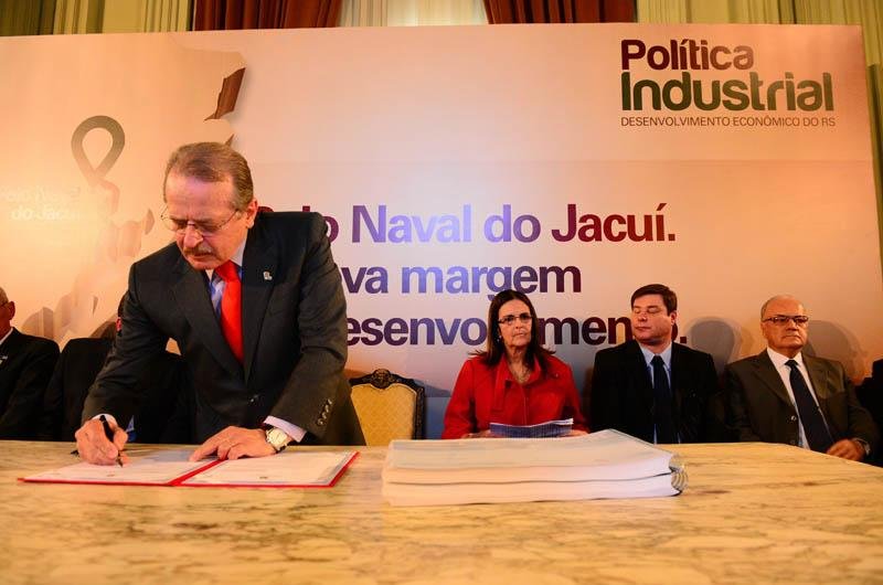 Tarso formalizou a cria&ccedil;&atilde;o do Polo Naval do Jacu&iacute;