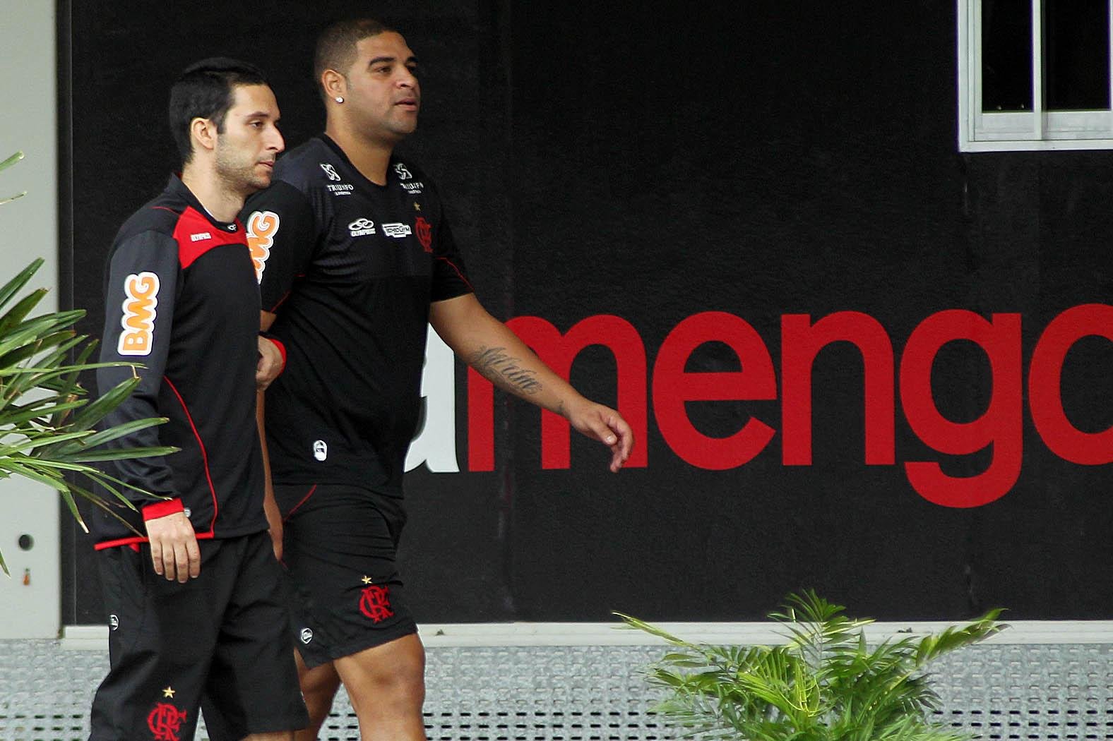 Adriano assina contrato com o Flamengo