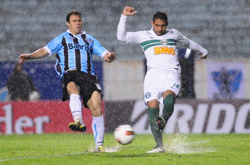 Kl&eacute;ber estar&aacute; em campo para liderar o Gr&ecirc;mio diante do Coritiba