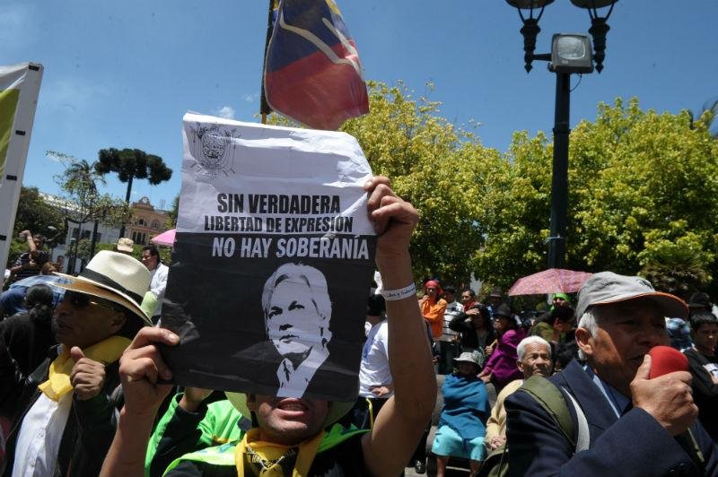Manifestantes protestaram por Assange na &uacute;ltima segunda no Equador