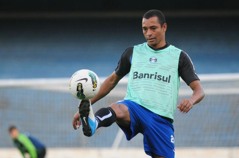 Gilberto Silva diz que convive com dores