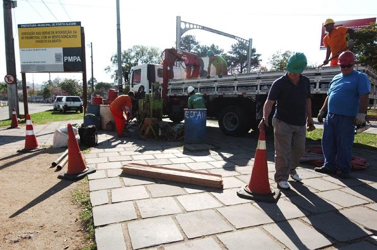 Obras de constru&ccedil;&atilde;o do viaduto sobre a avenida Bento Gon&ccedil;alves come&ccedil;aram nesta quarta-feira