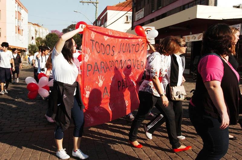 Estudantes pedem paz em ato em Porto Alegre