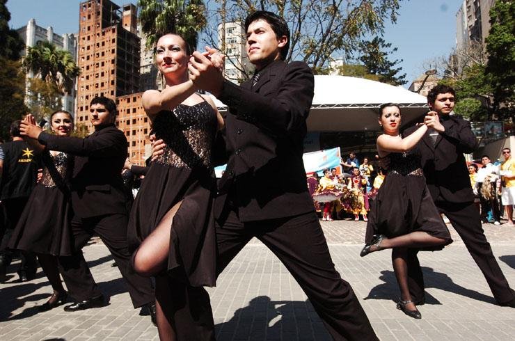 Dia do Folclore foi festejado com espet&aacute;culo de dan&ccedil;a no Centro de Porto Alegre