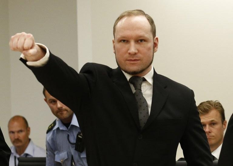 Anders Behrning Breivik faz a sauda&ccedil;&atilde;o na chegada ao tribunal na Noruega