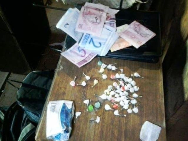 Na aldeia, pol&iacute;cia encontrou drogas e dinheiro