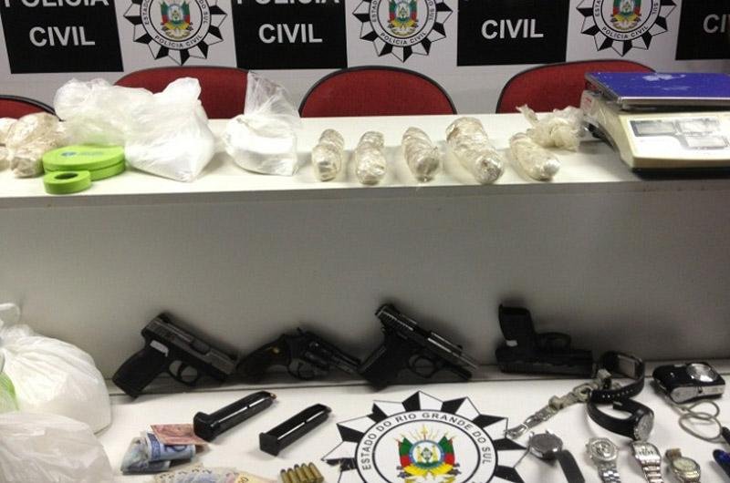 Drogas, armas e balan&ccedil;a de precis&atilde;o foram apreendidos