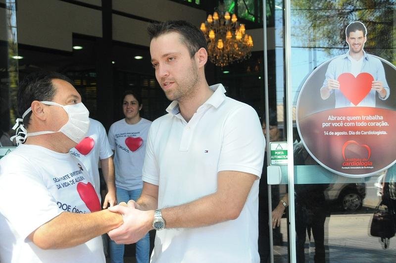 Futuro m&eacute;dico acompanhou paciente na sa&iacute;da do hospital