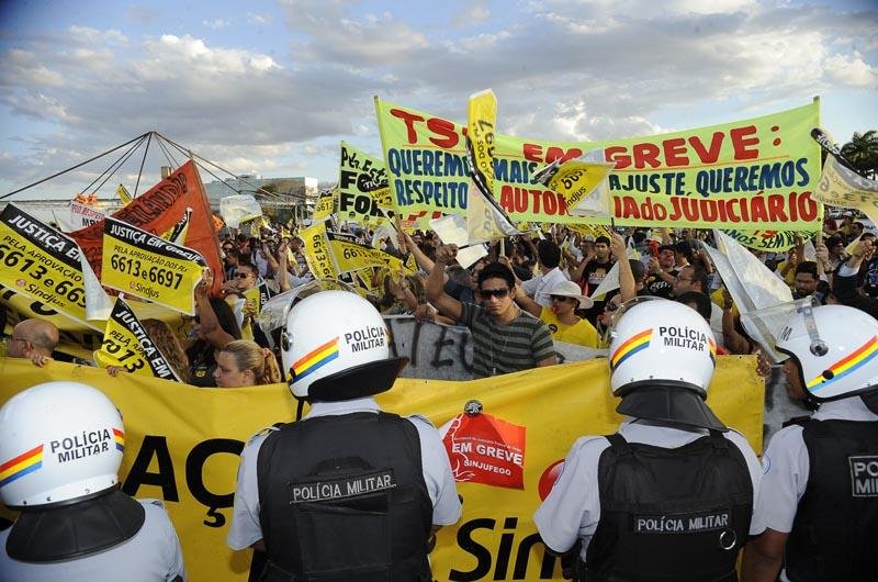 Manifestantes protestaram nesta sexta em frente ao Pal&aacute;cio do Planalto