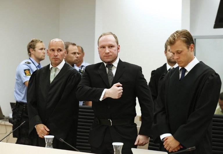 Anders Behrning Breivik ouve a senten&ccedil;a no tribunal na Noruega 