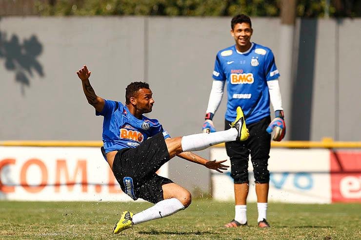 Meia-atacante Jo&atilde;o Pedro imita p&ecirc;nalti cobrado por Neymar