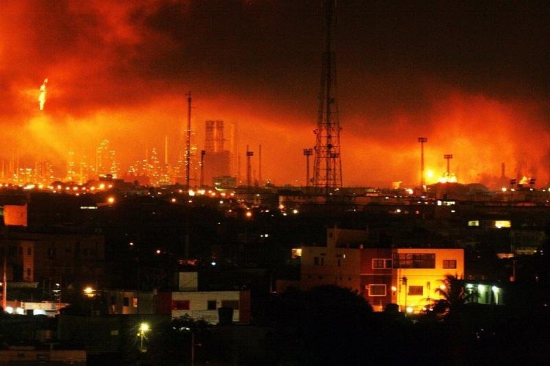 Explos&atilde;o causou inc&ecirc;ndios em pelo menos dois tanques da refinaria e nas &aacute;reas circundantes