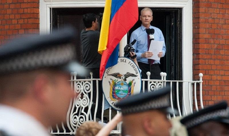 Julian Assange est&aacute; refugiado na embaixada do Equador desde junho