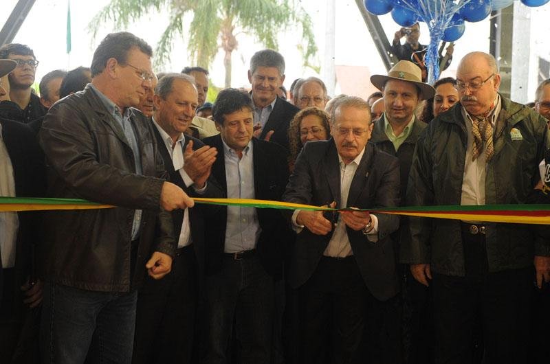 Governador Tarso Genro cortou a fita para abrir a Expointer