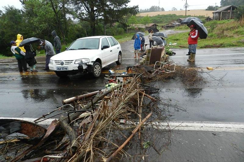 Motorista n&atilde;o avistou barreira e bateu o carro