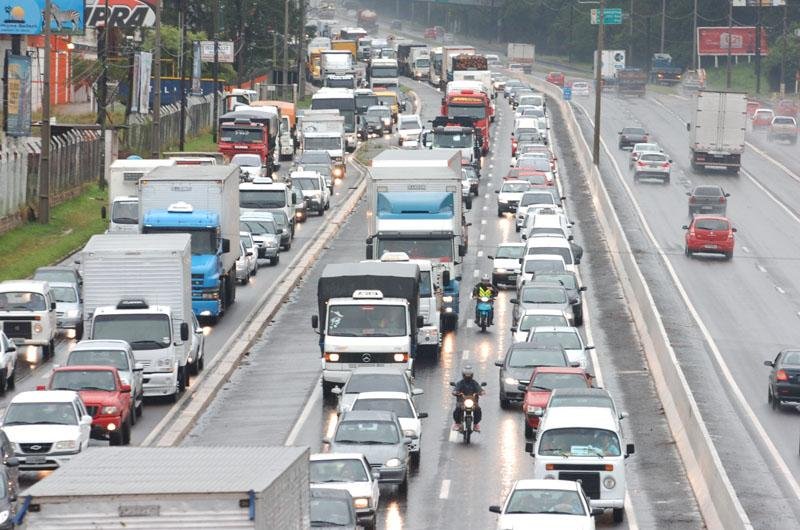 Tr&acirc;nsito ficou lento e houve congestionamento de mais de 10 quil&ocirc;metros