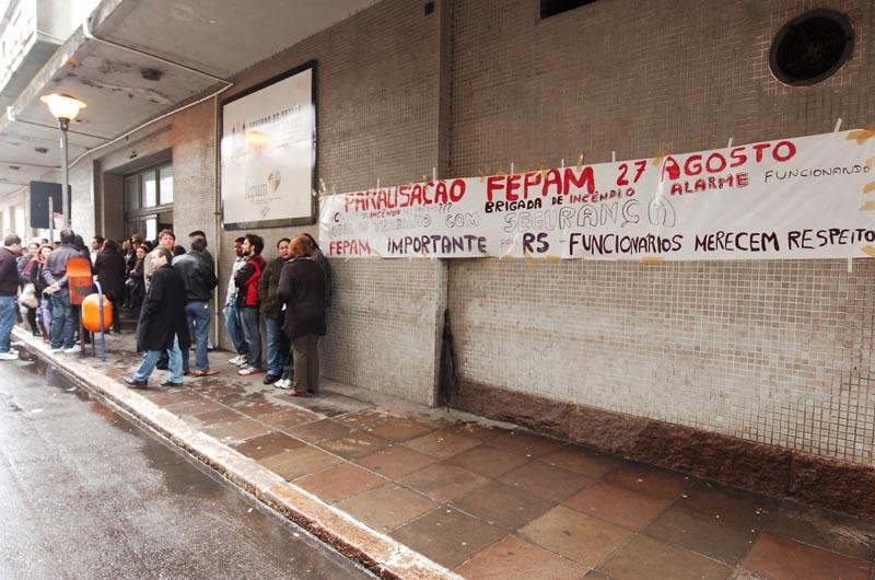 Funcion&aacute;rios fazem protesto em frente sede da institui&ccedil;&atilde;o