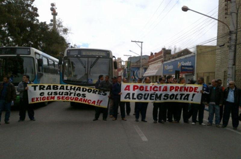Trabalhadores paralisam transporte coletivo em Rio Grande