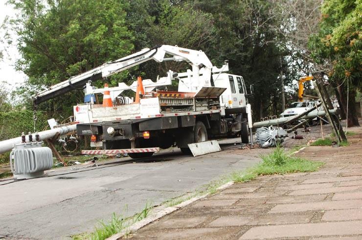 T&eacute;cnicos da CEEE trabalham para substituir postes que ca&iacute;ram na zona Sul da Capital