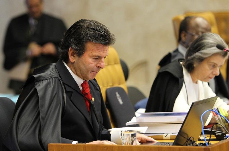 Luiz Fux pede a condena&ccedil;&atilde;o de Pizzolato, Cunha, Val&eacute;rio e s&oacute;cios