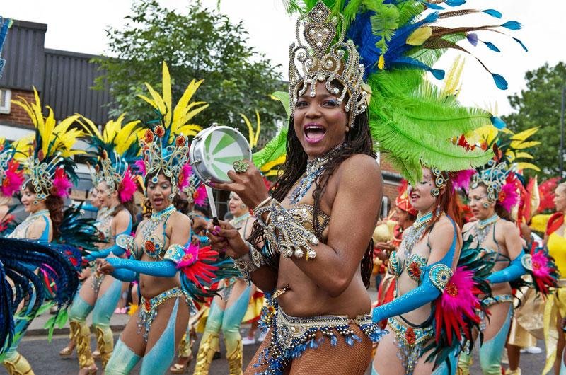 Festival londrino foi marcado por um desfile de inspira&ccedil;&atilde;o caribenha